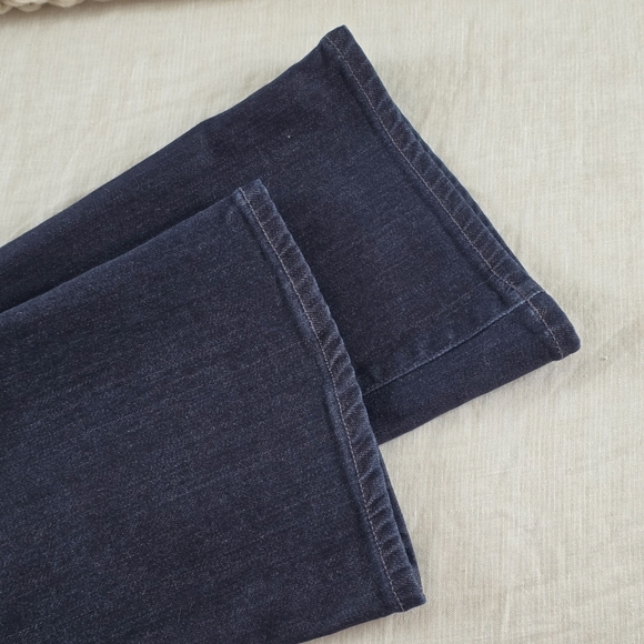 Citizens Of Humanity Low-Rise Bootcut Jeans in Dark Wash, Size 26 - Picture 6 of 10